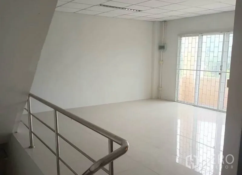 คลังสินค้า ให้เช่าในPathum Thani - โถงชั้นบน ราวสแตนเลส ประตูกระจกบานเลื่อนเปิดสู่ระเบียงเล็ก.