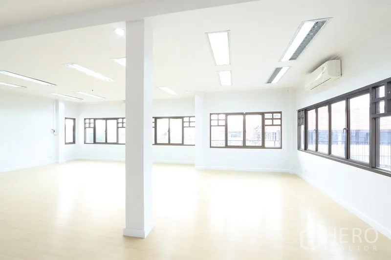 办公空间 出租在Bang Na, Bangkok - 转角办公室，木地板、空调与环窗，自然采光佳。