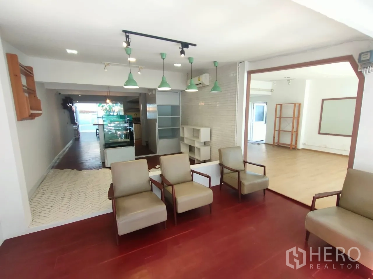 零售空间 出租在Khlong Toei, Bangkok - 休息区，红色地板，连接开放式营业区。