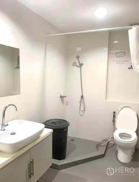 ทาวน์เฮาส์ ให้เช่าในSuan Luang, Bangkok - ห้องน้ำสะอาดพร้อมโซนอาบน้ำแบบวอล์กอิน โถสุขภัณฑ์ และเคาน์เตอร์อ่างล้างหน้า