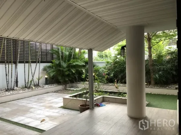 บ้าน ให้เช่าในBang Rak, Bangkok - ชานพักในร่มหลังคาลาด ข้างสวนจัดแต่ง กระบะปลูกต้นไม้ และบ่อน้ำ