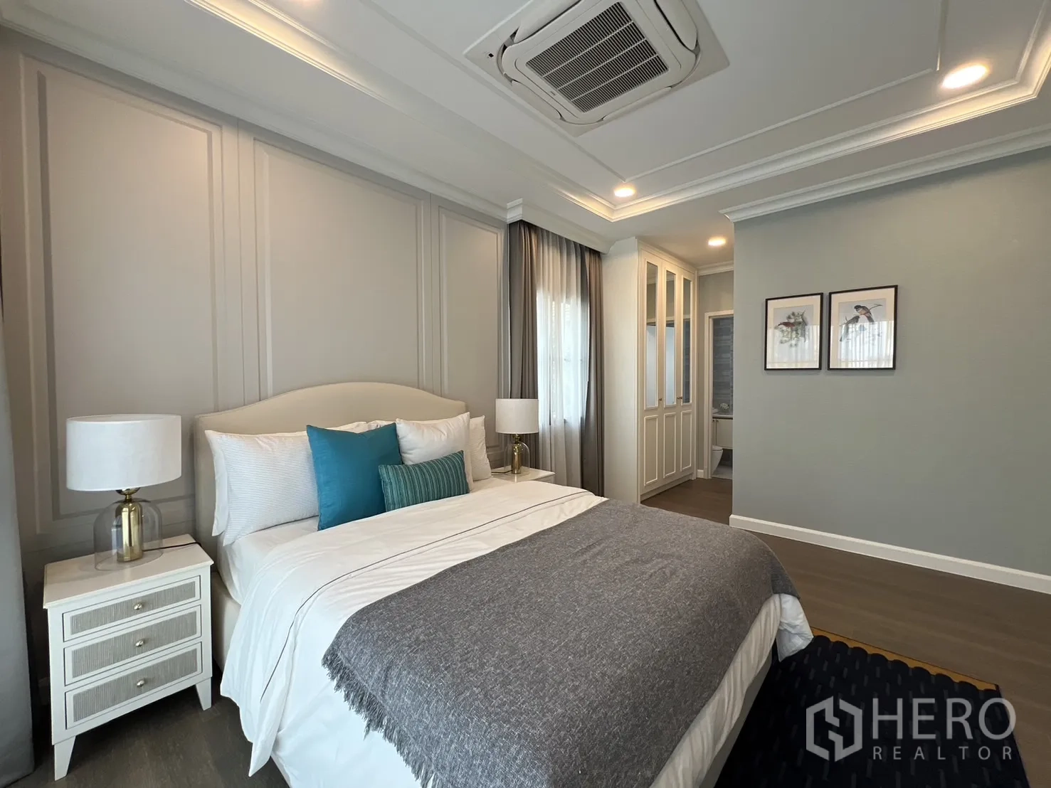 Detached House for rent in Saphan Sung, Bangkok - Second bedroom view to closet and ensuite bathroom.