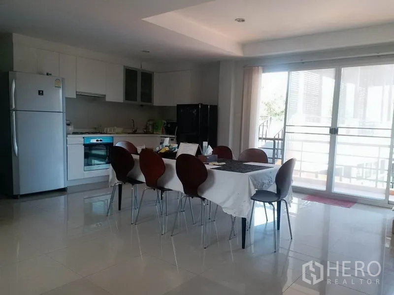 บ้าน ขายในSamut Prakan - ครัวและพื้นที่รับประทานอาหารแบบโอเพ่นแปลน ประตูกระจกบานเลื่อนออกระเบียง.