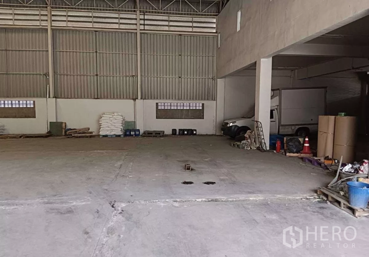 คลังสินค้า ขายในMueang Samut Prakan, Samut Prakan - พื้นโกดังพร้อมชั้นลอยและช่องโหลดของ มีรถบรรทุกจอดด้านข้าง