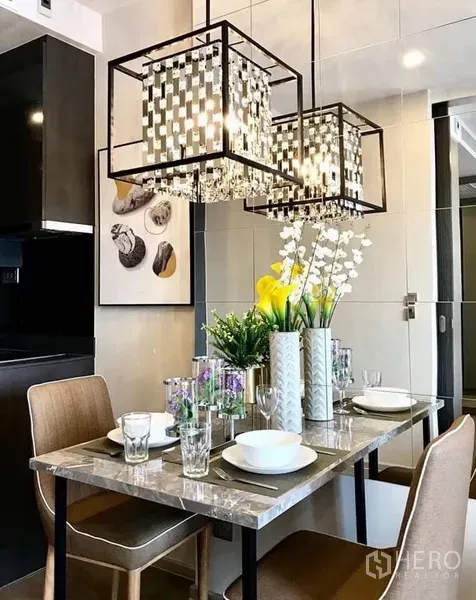 คอนโด ให้เช่าในWatthana, Bangkok - มุมทานอาหารกะทัดรัด โต๊ะหินอ่อน โคมไฟคริสตัล ข้างครัวโมเดิร์น