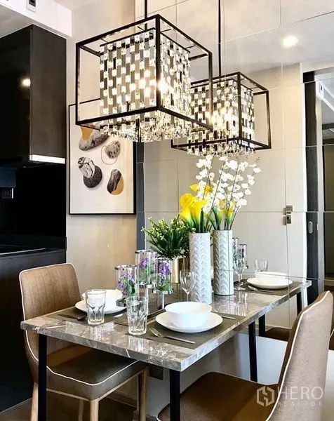 คอนโด ให้เช่าในWatthana, Bangkok - มุมทานอาหารกะทัดรัด โต๊ะหินอ่อน โคมไฟคริสตัล ข้างครัวโมเดิร์น