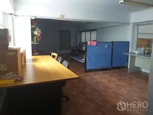 โรงงาน ขายในKhlong Luang, Pathum Thani - ห้องอเนกประสงค์กว้าง พื้นไม้โต๊ะยาวและฉากกั้น.