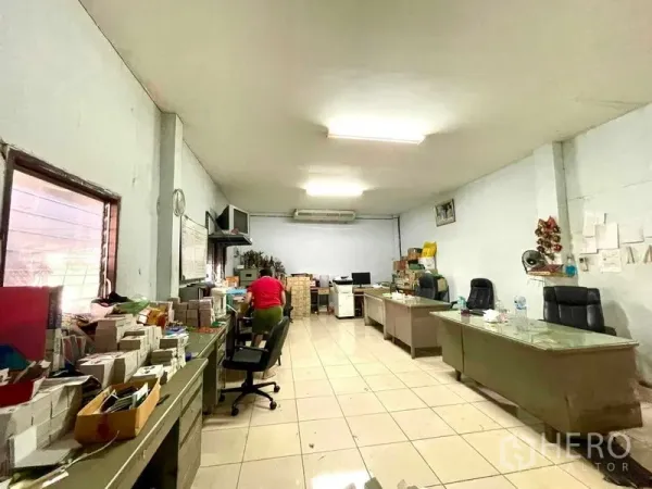 Warehouse for rent in Krathum Baen, Samut Sakhon - Onsite office room inside the warehouse with desks, storage shelves, air conditioning and tiled floors.