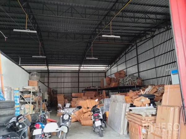 คลังสินค้า ให้เช่าในBang Kapi, Bangkok - พื้นที่โกดังเพดานสูง โครงเหล็ก ชั้นวางของและกล่องสินค้า พร้อมไฟส่องสว่าง.