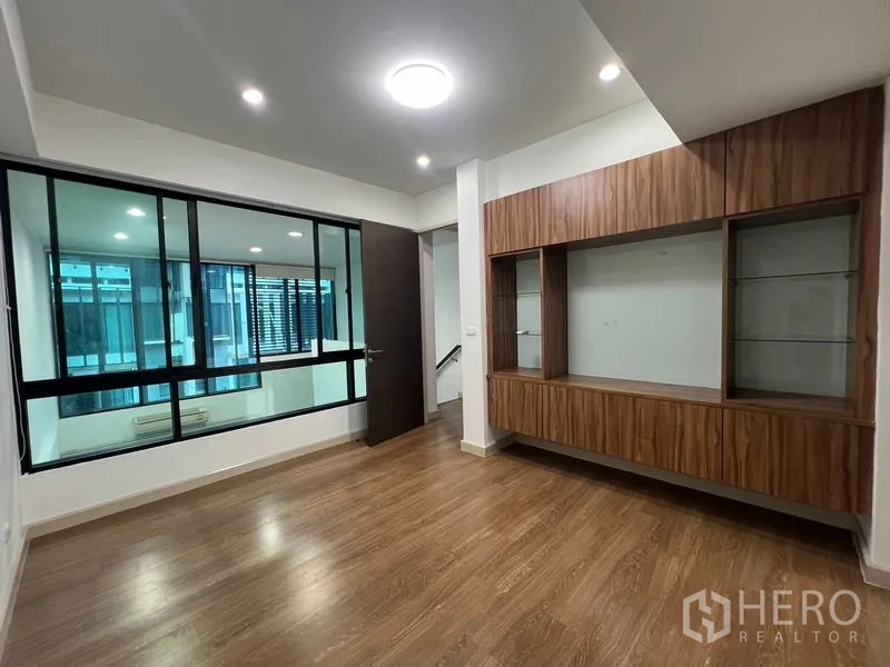 ทาวน์เฮาส์ ให้เช่าหรือขายในKhlong Toei, Bangkok - ห้องอเนกประสงค์พร้อมผนังบิวท์อินลายไม้และช่องกระจกภายใน