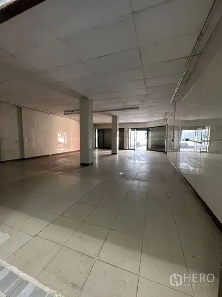 อาคารพาณิชย์ ให้เช่าในBang Na, Bangkok - โถงค้าปลีกแบบโอเพ่นสเปซ พร้อมประตูม้วนด้านหน้าและไฟเพดาน