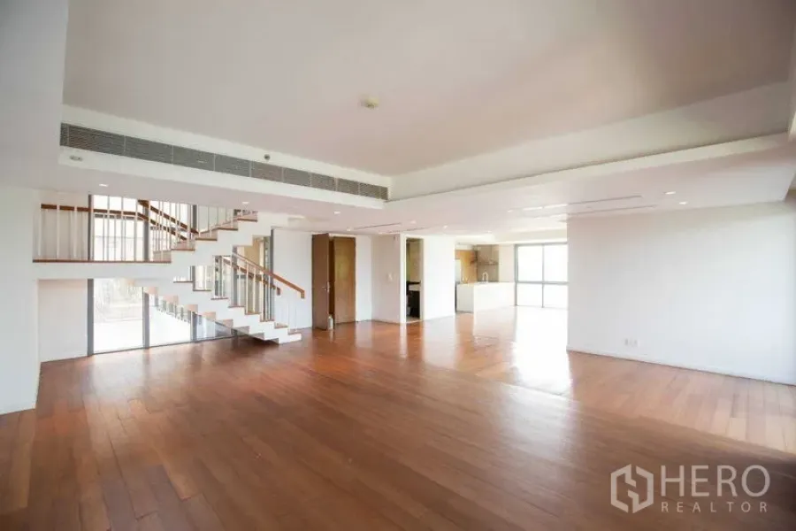 公寓 出租在Yan Nawa, Bangkok - 宽阔复式客餐厅，悬浮楼梯与开放式厨房