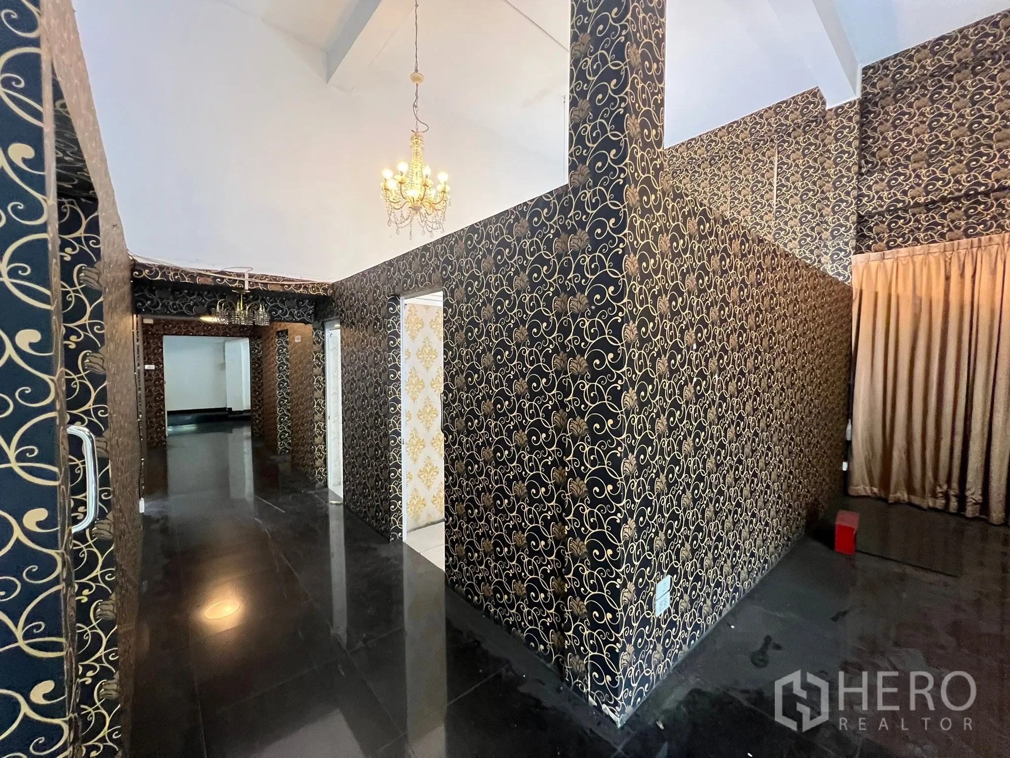 อาคารพาณิชย์ ให้เช่าในKhlong Toei, Bangkok - โถงกั้นห้องด้วยผนังลาย ทางเข้าห้องสีขาวทองและผ้าม่าน