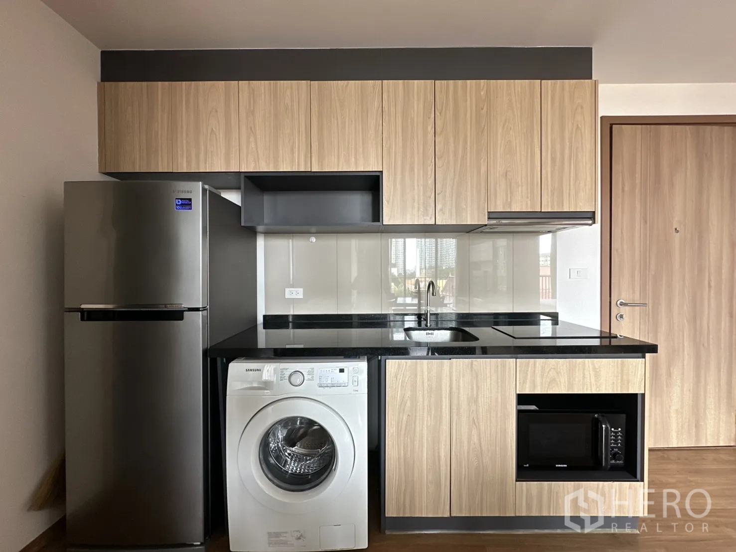 คอนโด for rent in Watthana, Bangkok - ครัวบิลต์อินพร้อมตู้เย็น เครื่องซักผ้า เตาไฟฟ้า และไมโครเวฟ