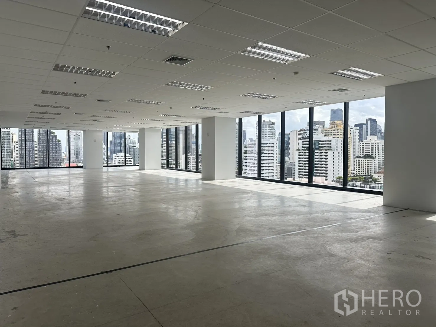 Office Space for rent in Ratchathewi, Bangkok - Spacious open-plan office floor with floor-to-ceiling windows and city skyline views.