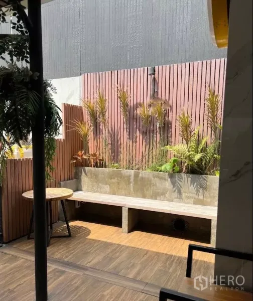 พื้นที่ขายปลีก ให้เช่าในKhlong Toei, Bangkok - ลานรับแดดมีม้านั่งคอนกรีต แปลงต้นไม้ยกสูง และฉากไม้ เหมาะสำหรับที่นั่งเพิ่ม