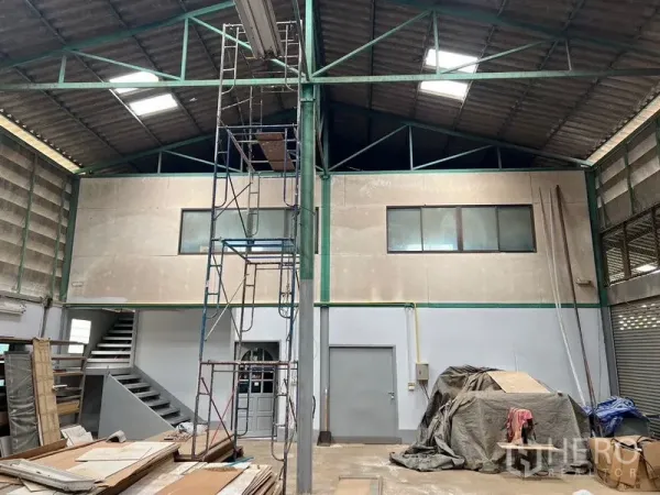 货栈 出租在Khlong Sam Wa, Bangkok - 高挑屋顶的仓库内部，钢结构桁架与采光天窗，设有带窗的夹层办公室。