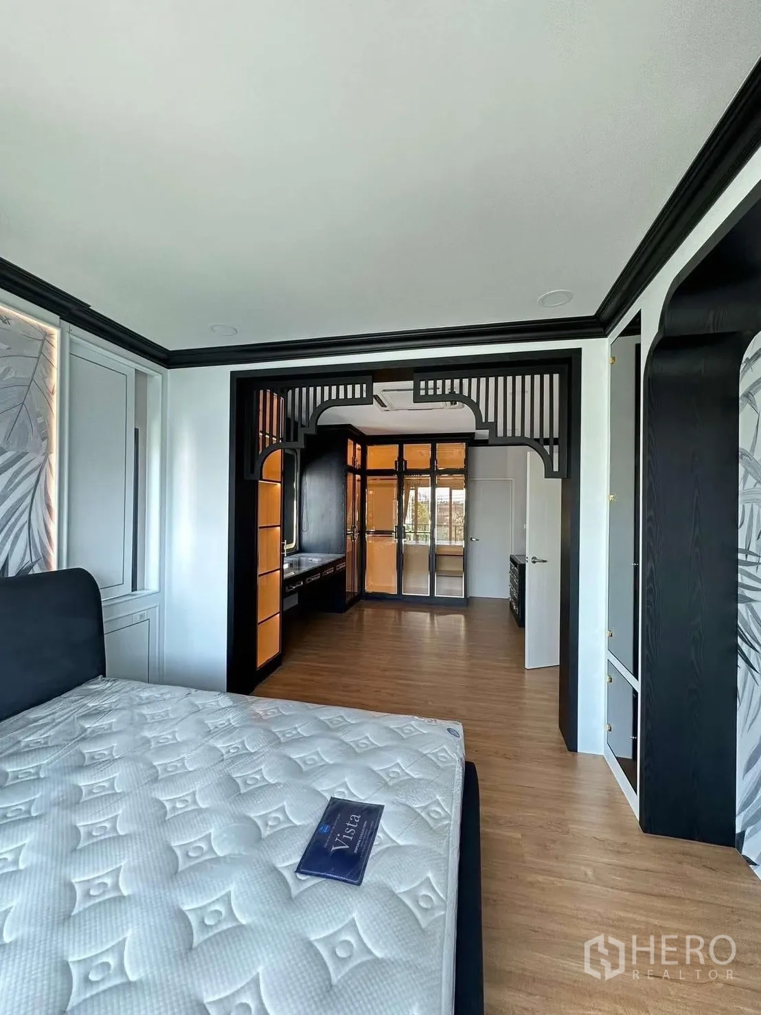 บ้านเดี่ยว for rent in Bang Phli, Samut Prakan - ห้องนอนหลักมองเข้าห้องแต่งตัวขนาดใหญ่ที่มีไอส์แลนด์และตู้มากมาย