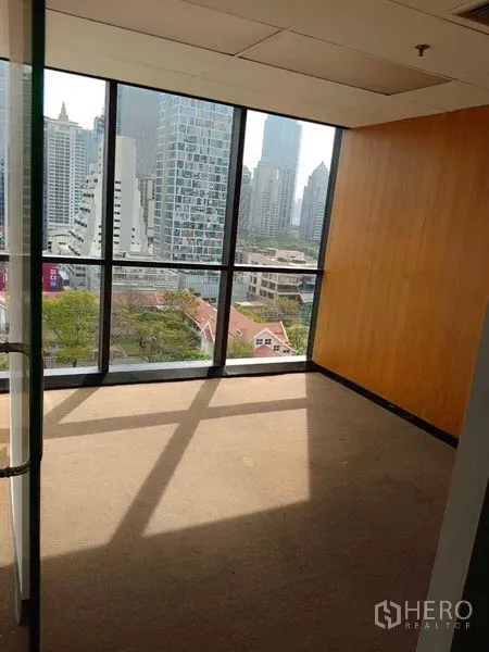 办公空间 出租在Pathum Wan, Bangkok - 转角办公室，落地窗与曼谷天际线景观，位于巴吞旺。