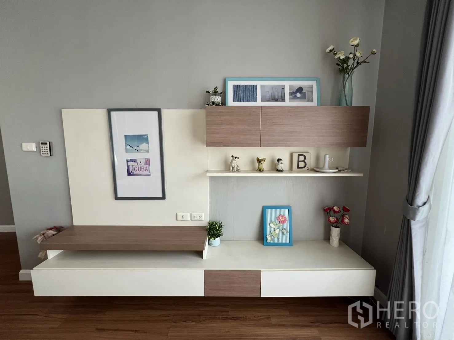 Detached House for rent in Bang Kapi, Bangkok - Built-in display shelves with decorative items in the upper living area.