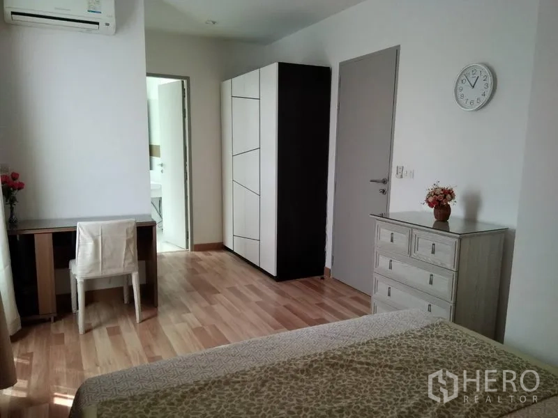 คอนโด ให้เช่าในWatthana, Bangkok - อีกมุมของห้องนอนหลักพร้อมตู้เสื้อผ้า โต๊ะทำงาน และทางเข้าห้องน้ำ