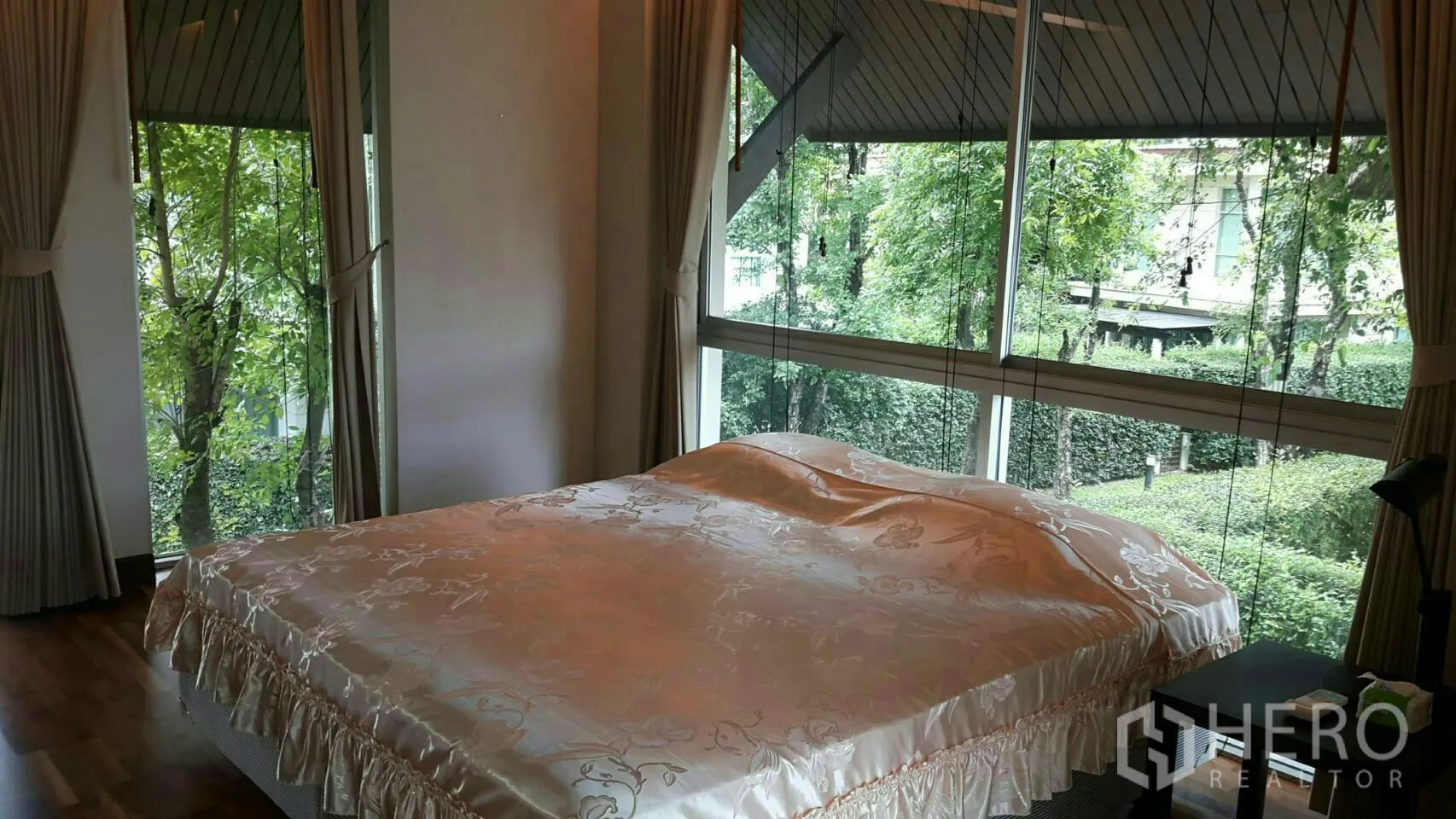 บ้าน ให้เช่าหรือขายในPrawet, Bangkok - ห้องนอนมาสเตอร์มุมกระจก พื้นไม้ มองสวนร่มรื่น