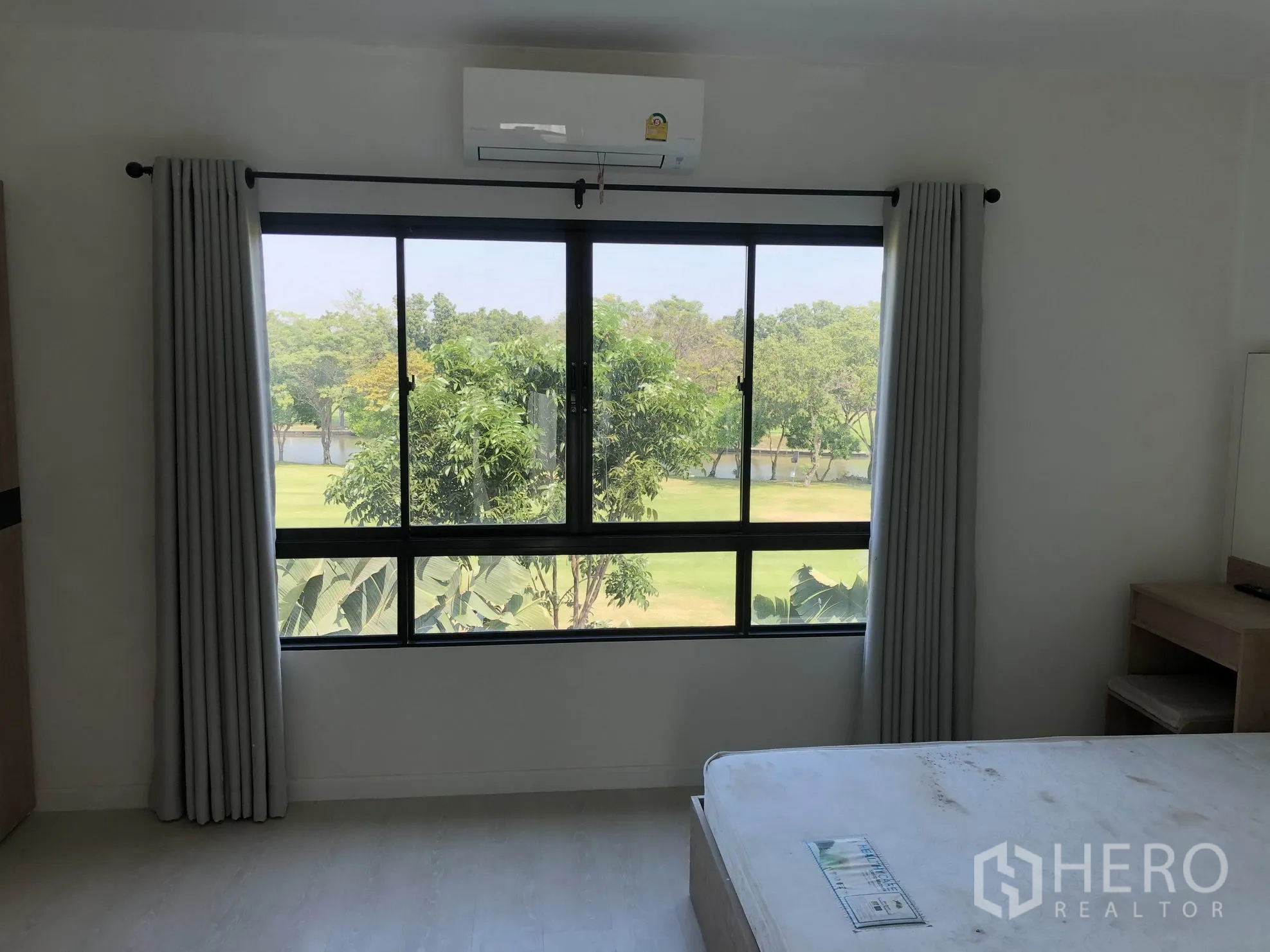 ทาวน์เฮาส์ ให้เช่าในBang Kapi, Bangkok - หน้าต่างห้องนอนใหญ่เปิดรับวิวสวนและสระน้ำ แสงธรรมชาติเข้ามาเต็มที่