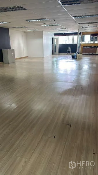 สำนักงาน ให้เช่า - โถงสำนักงานแบบเปิด รับแสงธรรมชาติ มีเสาและโซนแพนทรีด้านใน