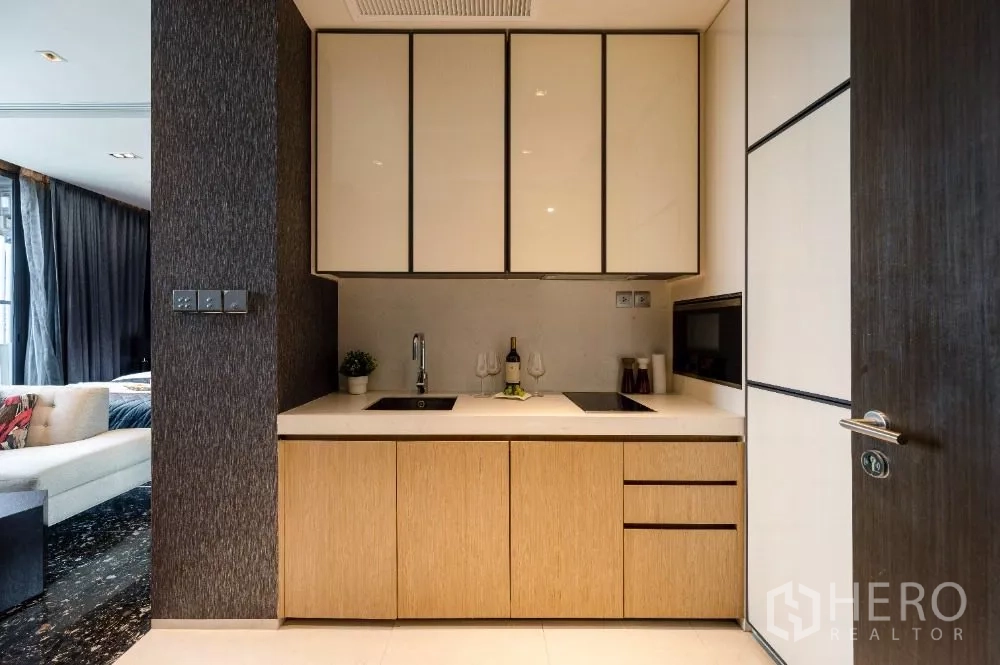 公寓 出租或出售在Khlong Toei, Bangkok - 正面小厨房视角，电磁炉、吊柜与防溅背板。