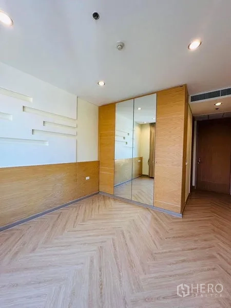 公寓 出租在Bang Rak, Bangkok - 第二卫浴，玻璃淋浴房、洗手台与坐便器。