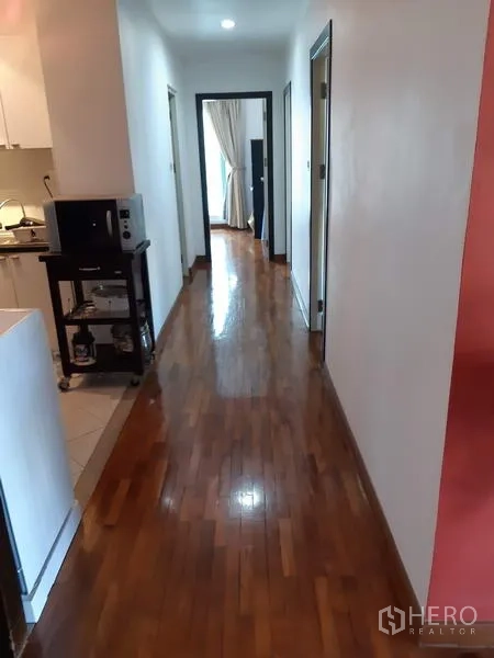 คอนโด ขายในWatthana, Bangkok - โถงทางเดินยาวพื้นไม้เชื่อมต่อไปยังห้องต่างๆ และโซนครัว