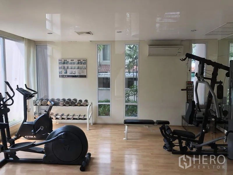 บ้าน ขายในWang Thonglang, Bangkok - ห้องฟิตเนสส่วนกลางพร้อมเครื่องคาร์ดิโอ ชุดดัมเบล และกระจกบานใหญ่.