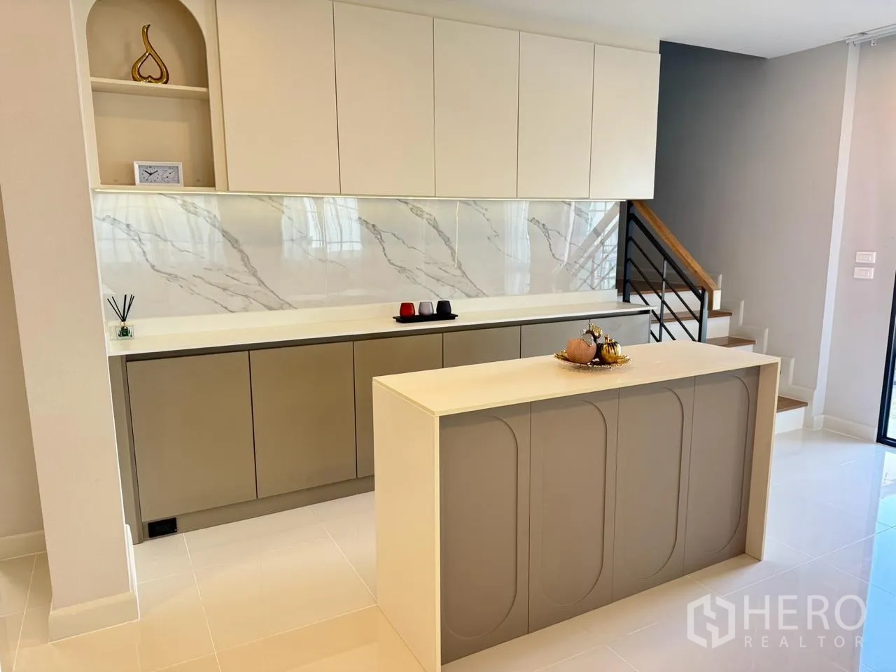 独栋房屋 for rent in Bang Phli, Samut Prakan - 餐边柜墙面大理石纹饰面，中央有中岛台。