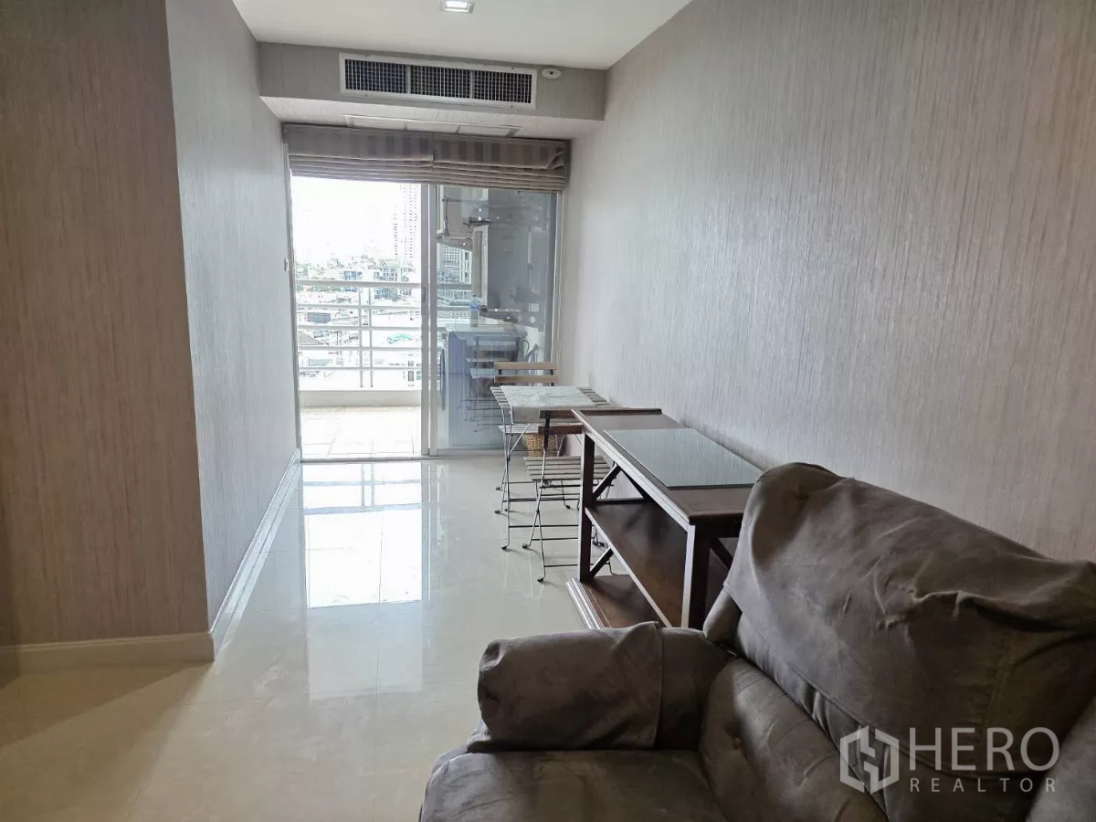 คอนโด ให้เช่าในKhlong Toei, Bangkok - พื้นที่นั่งเล่นยาวเปิดสู่ประตูกระจกบานเลื่อนและระเบียงวิวเมืองจากคอนโดสุขุมวิท