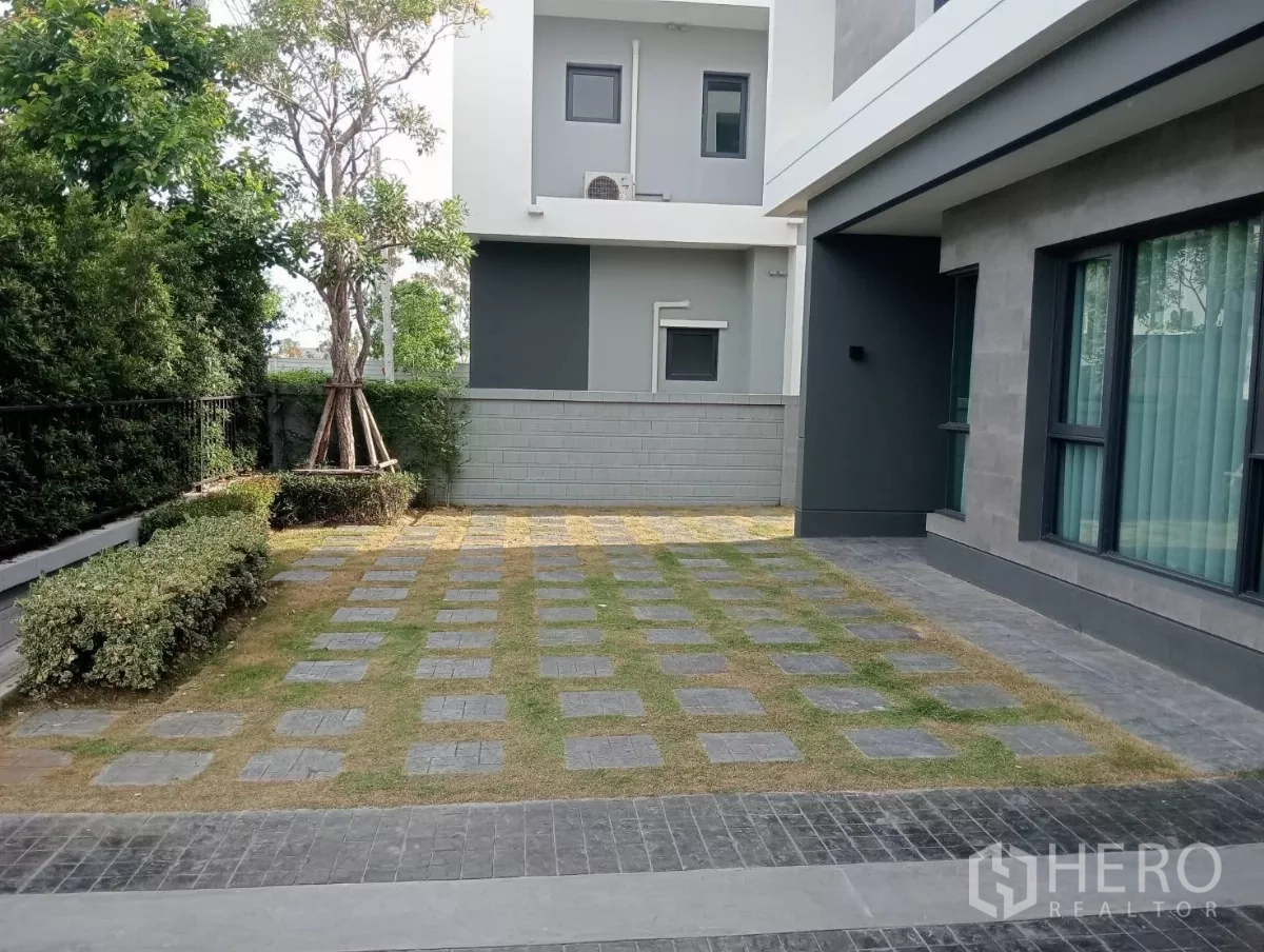 Detached House for rent in Bang Phli, Samut Prakan - Landscaped side garden with stepping-stone lawn beside the house.