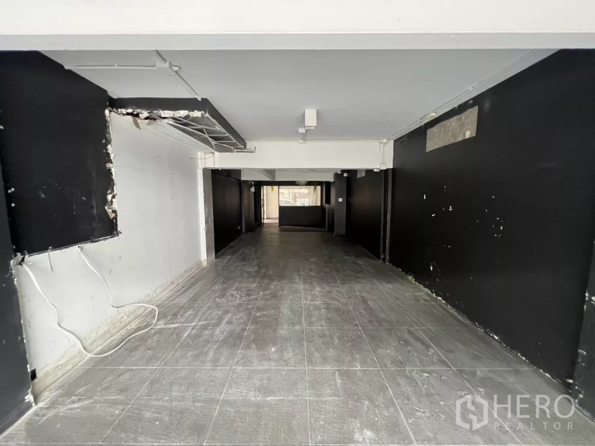 零售空间 出租在Watthana, Bangkok - 沿中轴线的视角，开放式布局与灰色瓷砖地面。