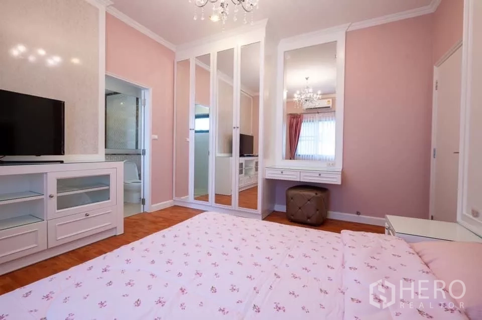 บ้าน ให้เช่าในPrawet, Bangkok - ห้องนอนโทนชมพู ตู้เสื้อผ้าบิลท์อิน โต๊ะเครื่องแป้ง และห้องน้ำในตัว