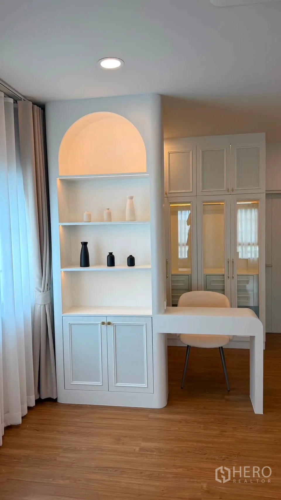 บ้านเดี่ยว for rent or sale in Bang Phli, Samut Prakan - ตู้โชว์บิลท์อินพร้อมไฟส่องและมุมโต๊ะทำงานขนาดกะทัดรัด