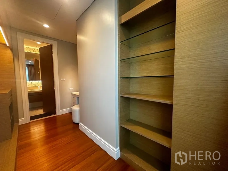 คอนโด ให้เช่าในKhlong Toei, Bangkok - โถงทางเดินมีชั้นวางของ เปิดต่อเนื่องไปยังโต๊ะเครื่องแป้งและห้องน้ำ