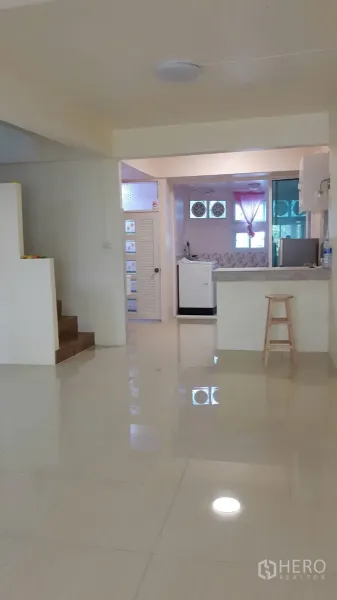 ทาวน์เฮาส์ ให้เช่าในKhlong Toei, Bangkok - พื้นที่นั่งเล่นแบบเปิด พื้นกระเบื้องมันวาว มีบันได และมุมครัวพร้อมเคาน์เตอร์บาร์