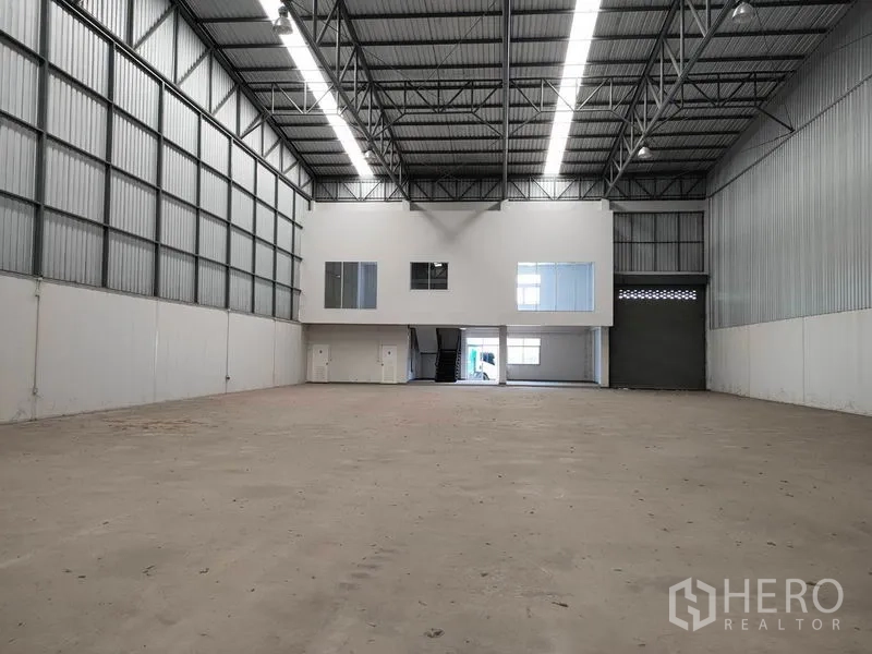 工厂 出租在Phra Nakhon Si Ayutthaya - 9米挑高钢结构仓库空间，带夹层办公室与大型电动卷闸门。