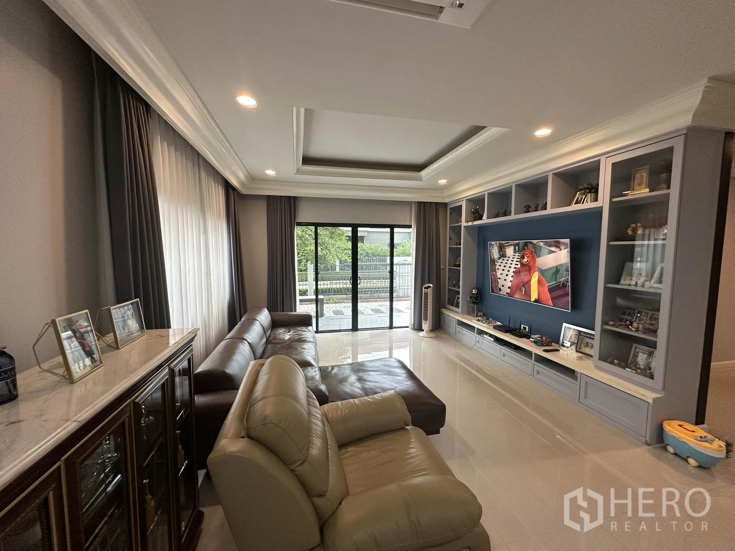 บ้าน ให้เช่าในLam Luk Ka, Pathum Thani - มุมมองห้องนั่งเล่นสู่สวน พร้อมประตูกระจกบานเลื่อนขนาดใหญ่