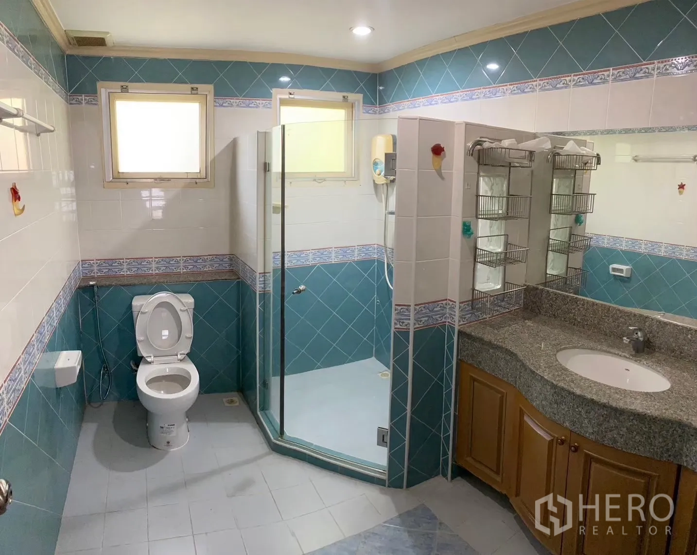 บ้าน ให้เช่าในWatthana, Bangkok - มุมมองอีกด้านของวอล์กอินคลอเซ็ตเรียงตู้