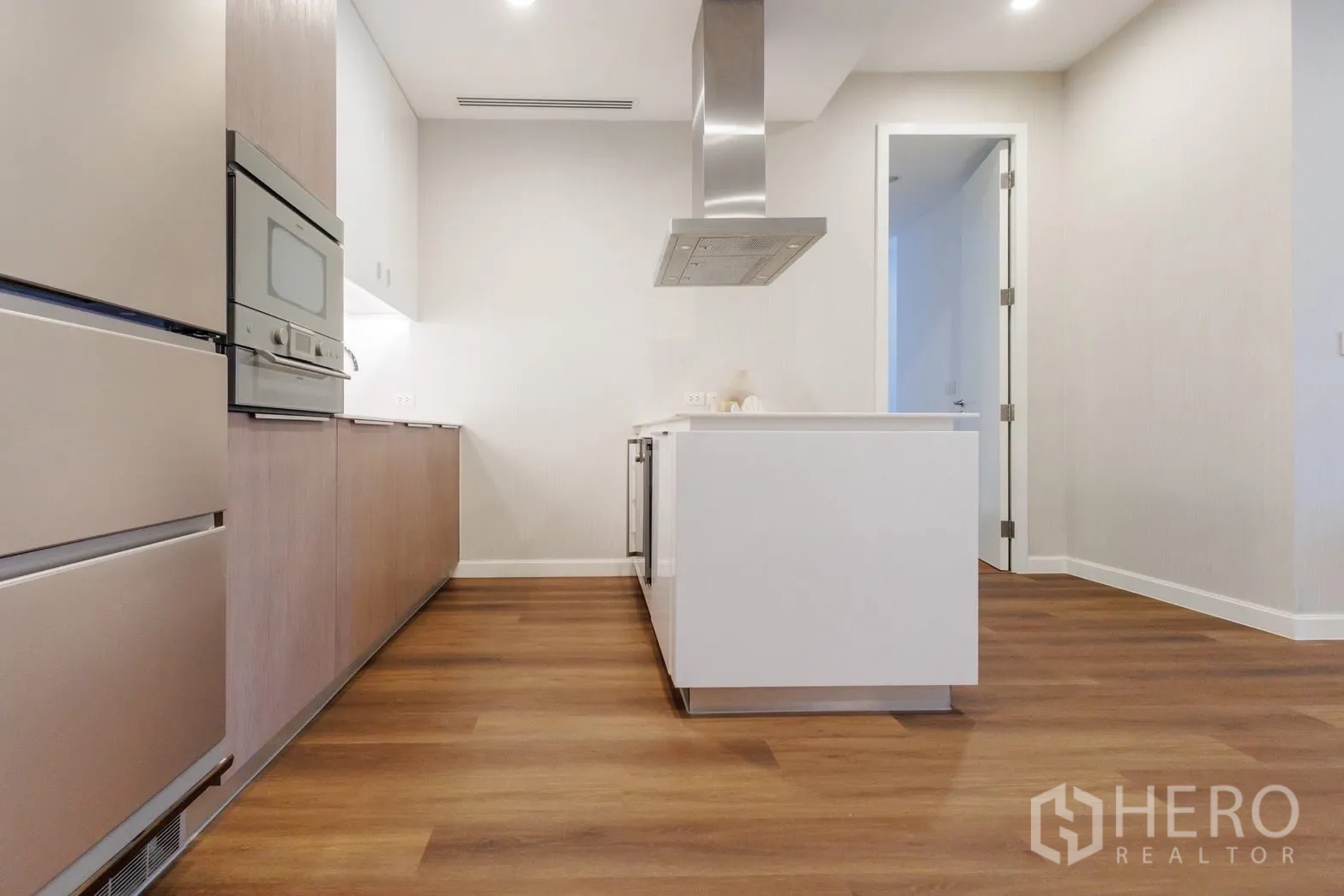 公寓 for rent or sale in Pathum Wan, Bangkok - 宽敞厨房布局，配岛台和木地板。