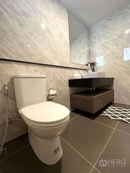 Detached House for rent in Bang Phli, Samut Prakan - Modern bathroom with tiled walls, vanity basin and toilet.