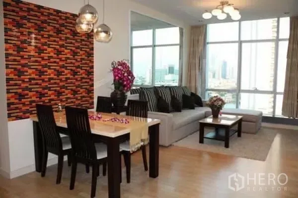 คอนโด ให้เช่าในKhlong San, Bangkok - มุมรับประทานอาหารแขวนโคมไฟ ข้างหน้าต่างบานใหญ่เห็นวิวเมือง เชื่อมต่อพื้นที่นั่งเล่น