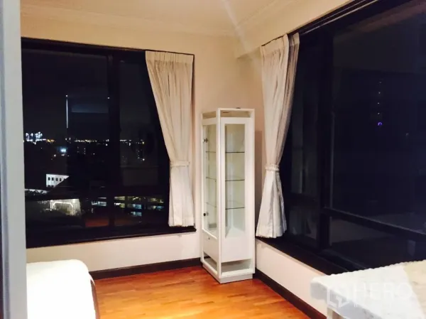 คอนโด ให้เช่าในSathon, Bangkok - ห้องมุมพร้อมหน้าต่างบานใหญ่ ตู้โชว์สีขาว และวิวเมืองยามค่ำของสาทร