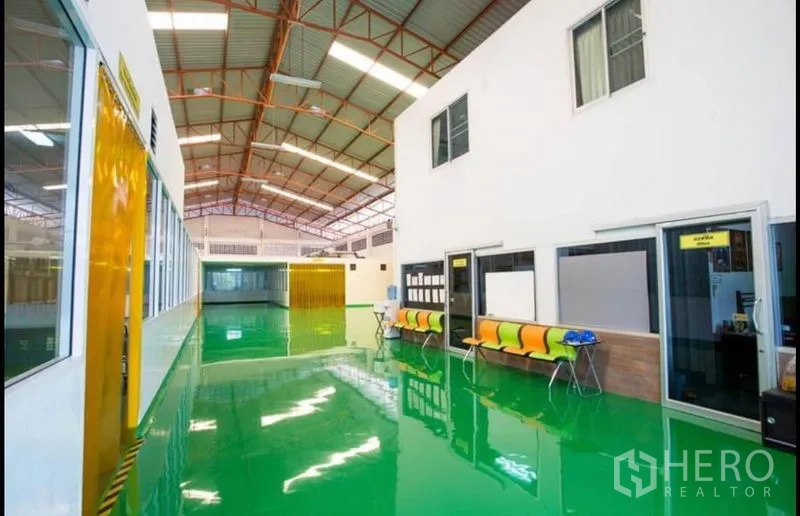 工厂 出售在Chon Buri - 高挑生产车间，绿色环氧地坪与钢结构屋顶