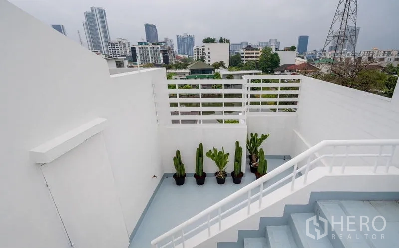 ทาวน์เฮาส์ ขาย - ดาดฟ้าพร้อมกระบองเพชรกระถางและวิวเมืองแบบเปิดโล่ง