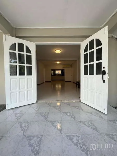 Detached House for rent in Wang Thonglang, Bangkok - White double doors opening into a bright tiled foyer and living area.